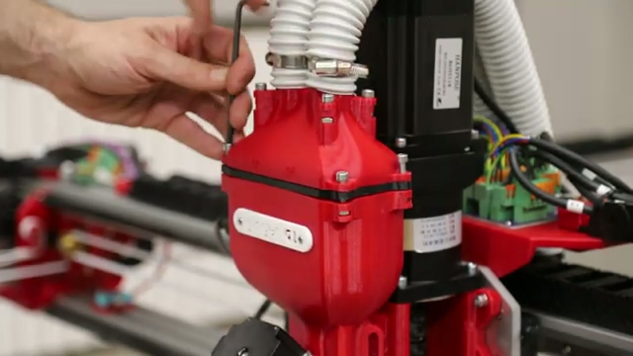 G1 extruder with the white corrugated pellet tube flexing up to the extruder, separate from the cabling tube